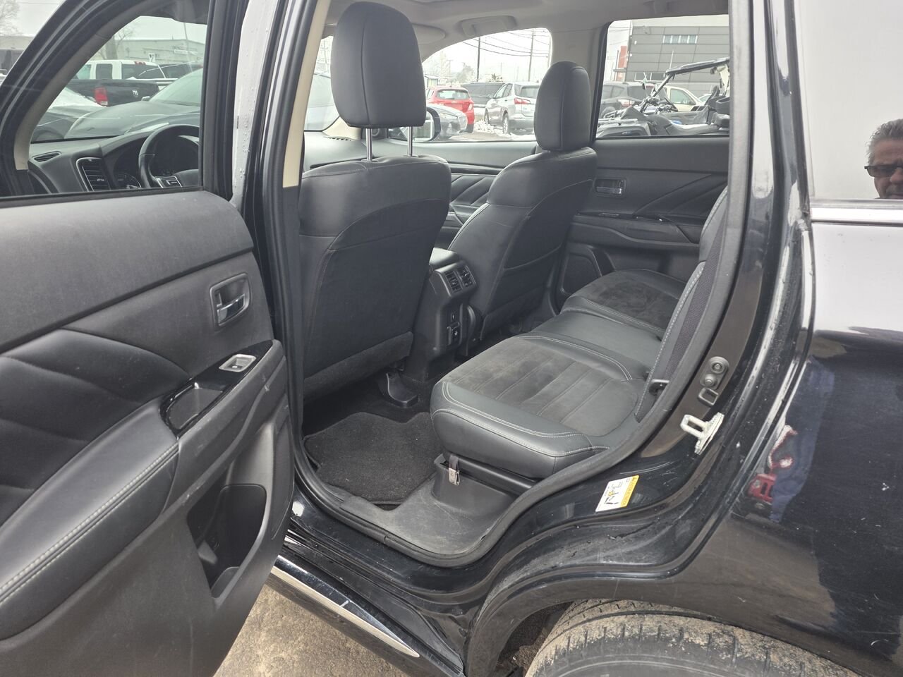 2021 Mitsubishi Outlander Plug-In Hybrid Black  - photo #10