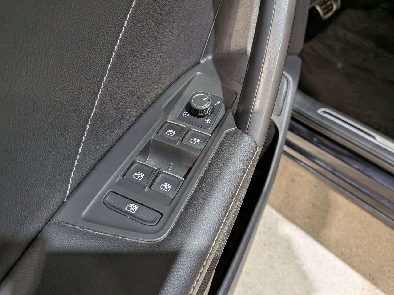 2022 Volkswagen Tiguan Highline R-Line 4MOTION Black Mirabel - photo #35
