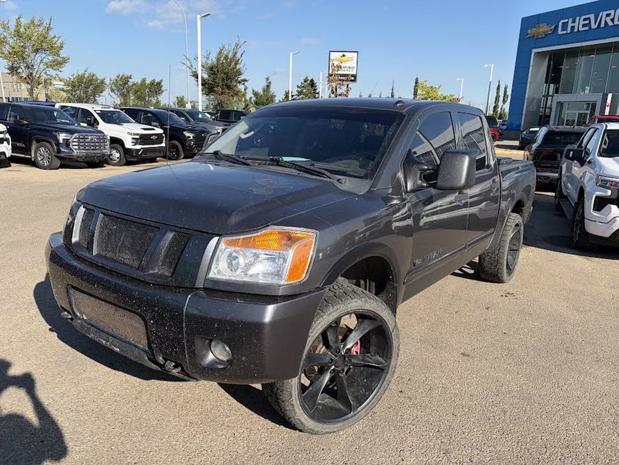 2011 Nissan Titan PRO-4X 5.6L | Sunroof Grey
