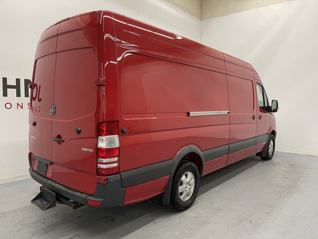 Mercedes-Benz Sprinter Cargo Vans 2017 Rouge Saint-Eustache - photo #1