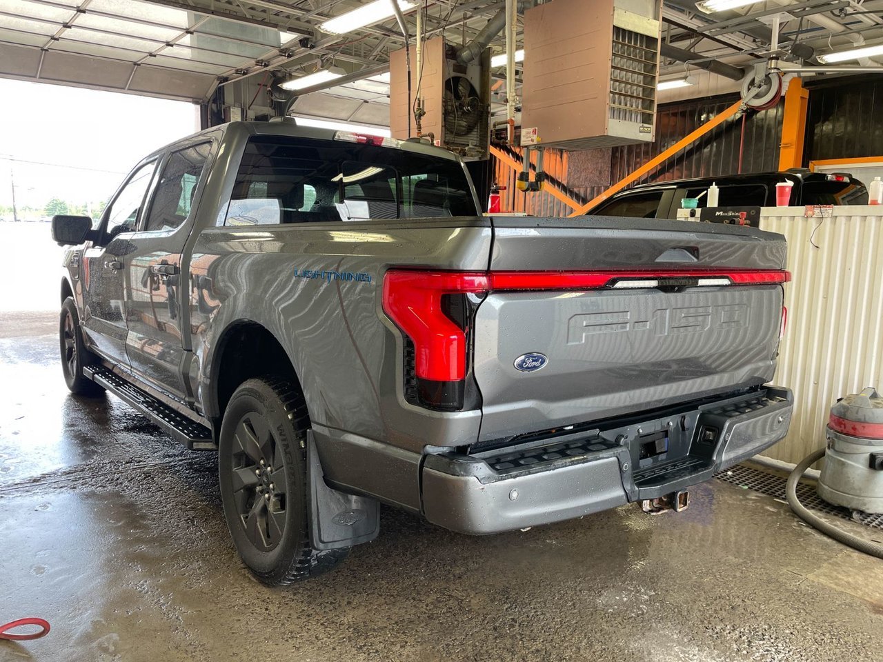 2023 Ford F-150 Lightning LARIAT CREW 4X4 *CUIR* NAV *SIEGES VENTIL* CAM 360 Grey Saint-Jérôme - photo #5