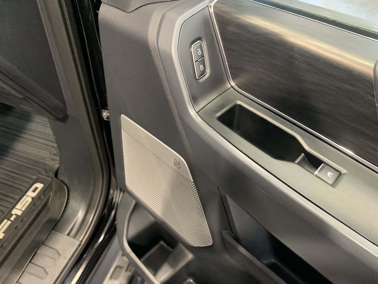 2024 Ford F-150 Lightning LARIAT Black Saint-Eustache - photo #21