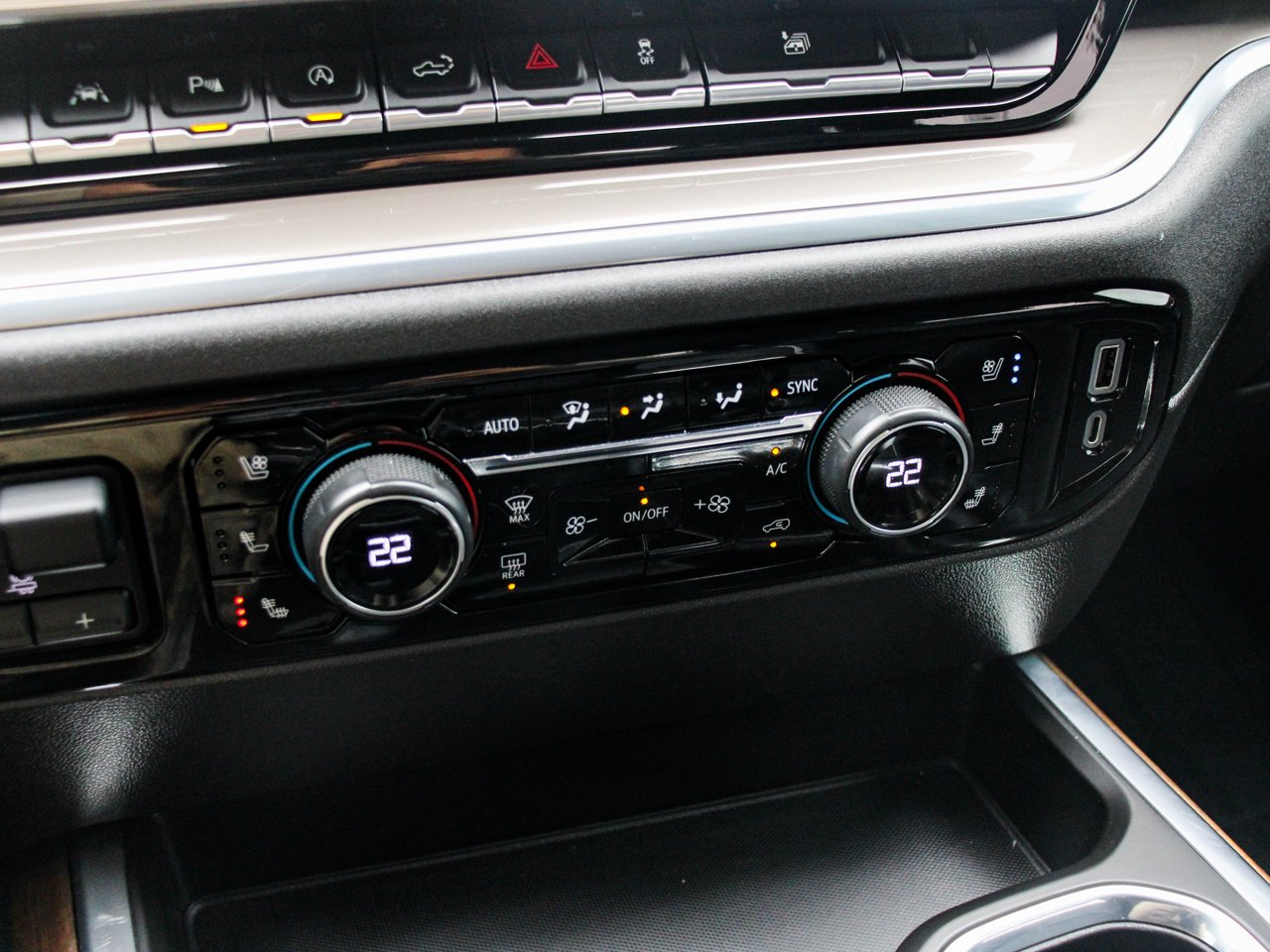 2022 Chevrolet Silverado 1500 4WD Crew Cab 147 High Country Blue Sherwood Park - photo #26