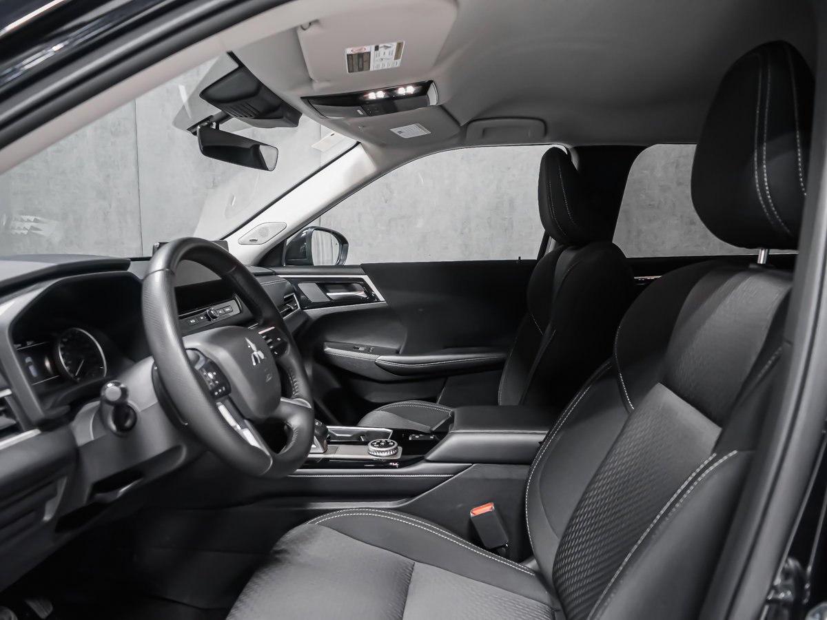 2025 Mitsubishi Outlander ES Black Montreal - photo #15