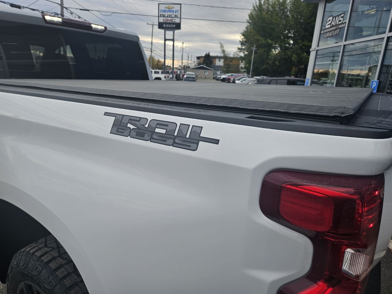 Chevrolet Silverado 1500 Custom Trail Boss cabine multiplace 4RM 157 po 2026 Blanc sommet Thetford Mines - photo #5