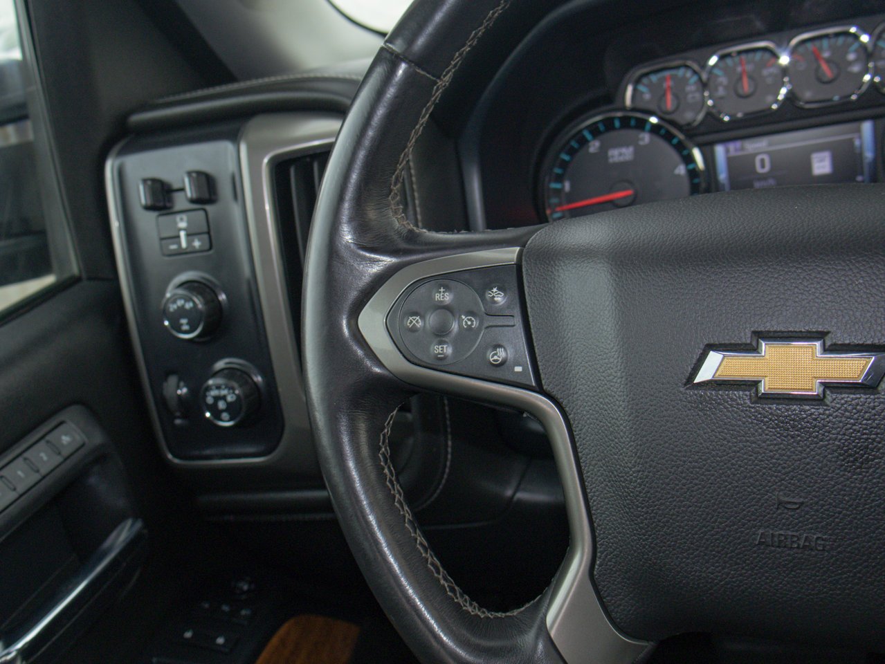 2018 Chevrolet Silverado 2500HD 4WD Crew Cab 153 High Country Havana Metallic Sherwood Park - photo #24