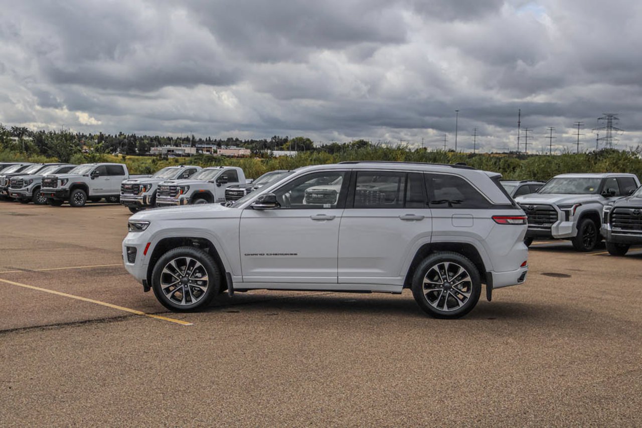 2023 Jeep Grand Cherokee Overland 4x4 White Sherwood Park - photo #4