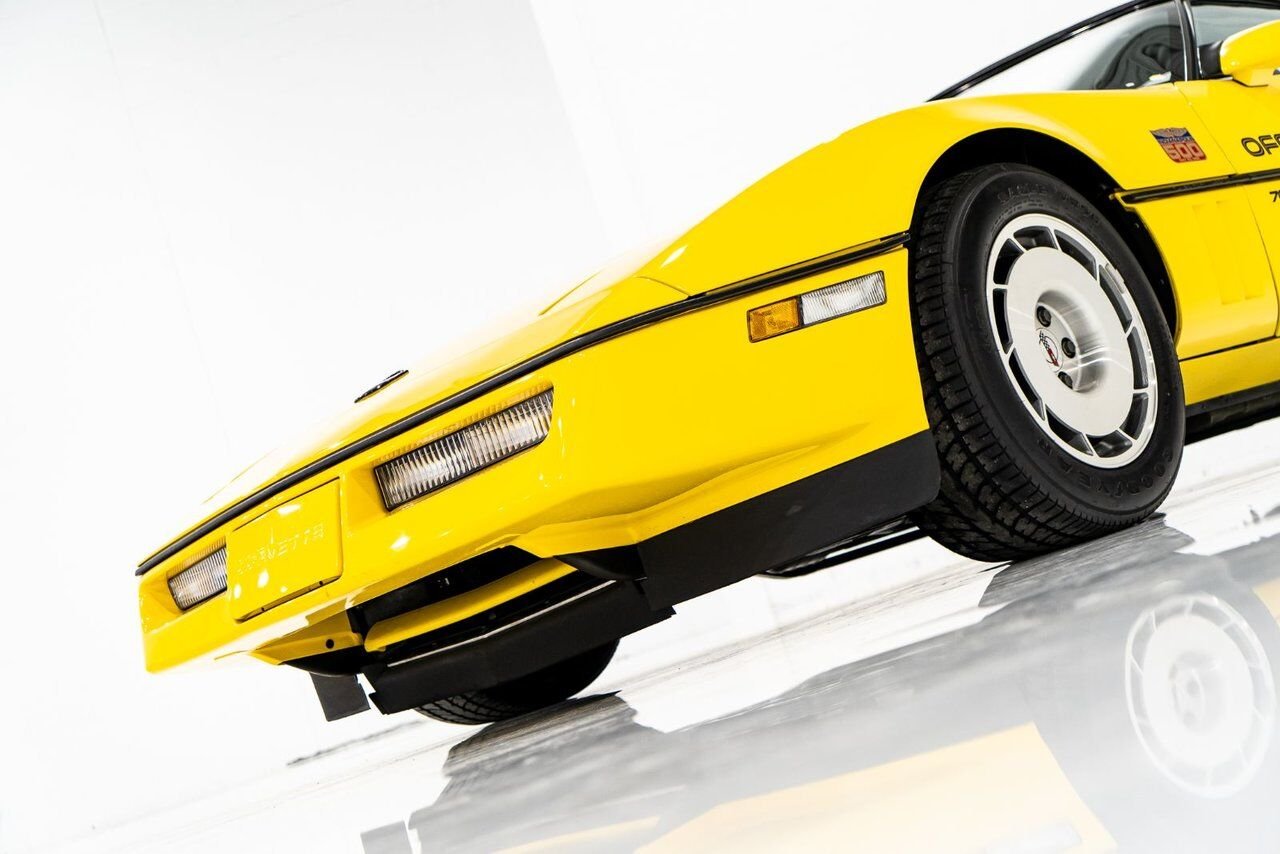 Chevrolet Corvette Pace Car livery with only 17,380km (10,800miles) 1986 Jaune Montréal - photo #87