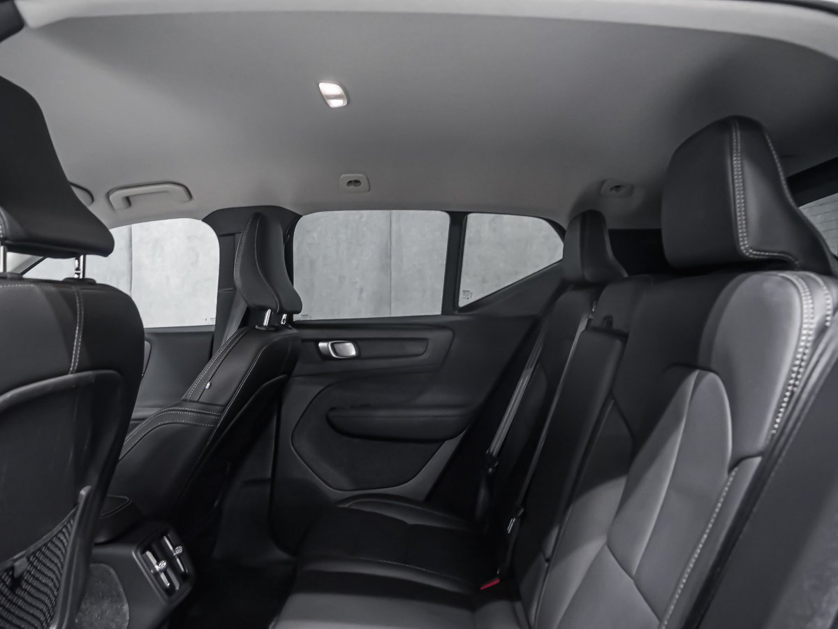 2025 Volvo XC40 B5 CORE BRIGHT Black Montreal - photo #11