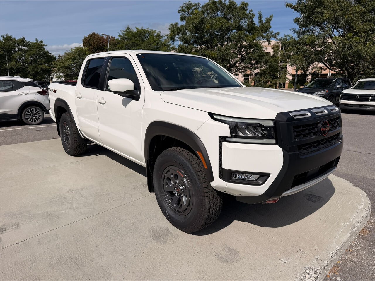 NISSAN Frontier FRONTIER CREW CAB PRO-4X LUXE SWB 2026 Blanc glacier Châteauguay - photo #2
