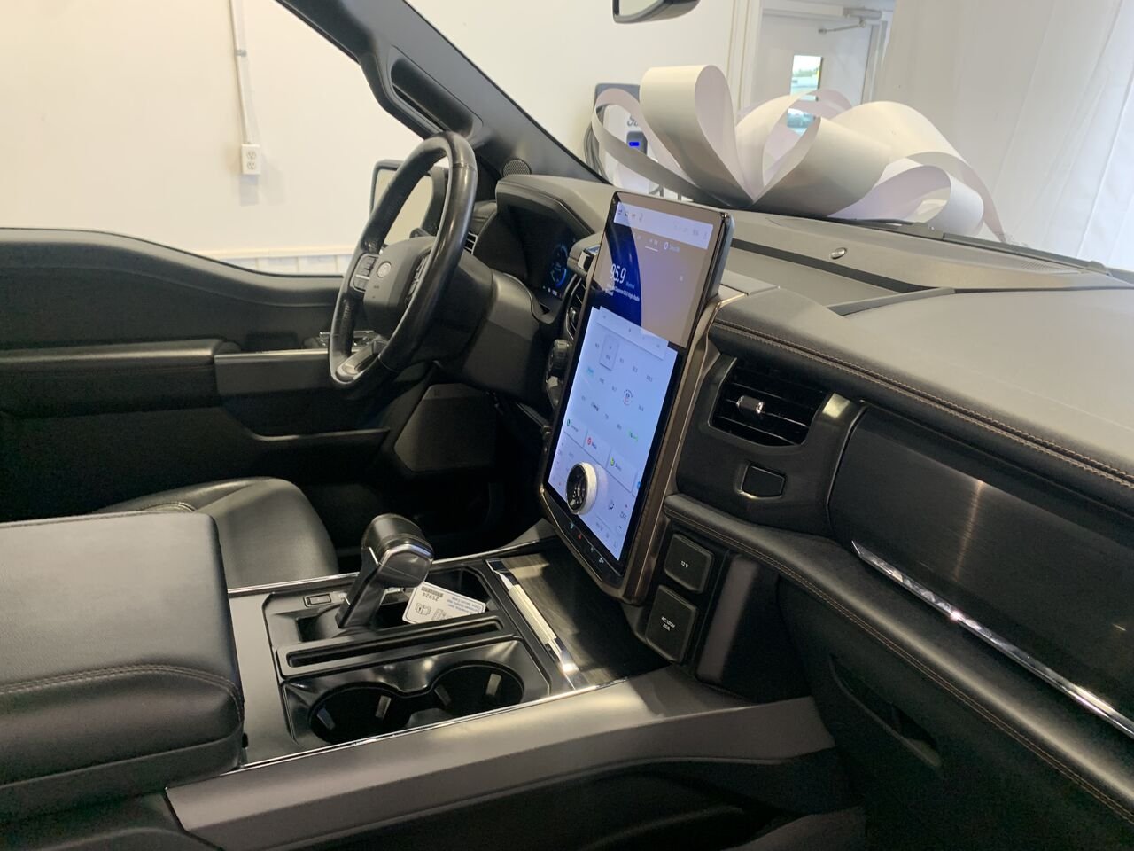 2024 Ford F-150 Lightning LARIAT Black Saint-Eustache - photo #19