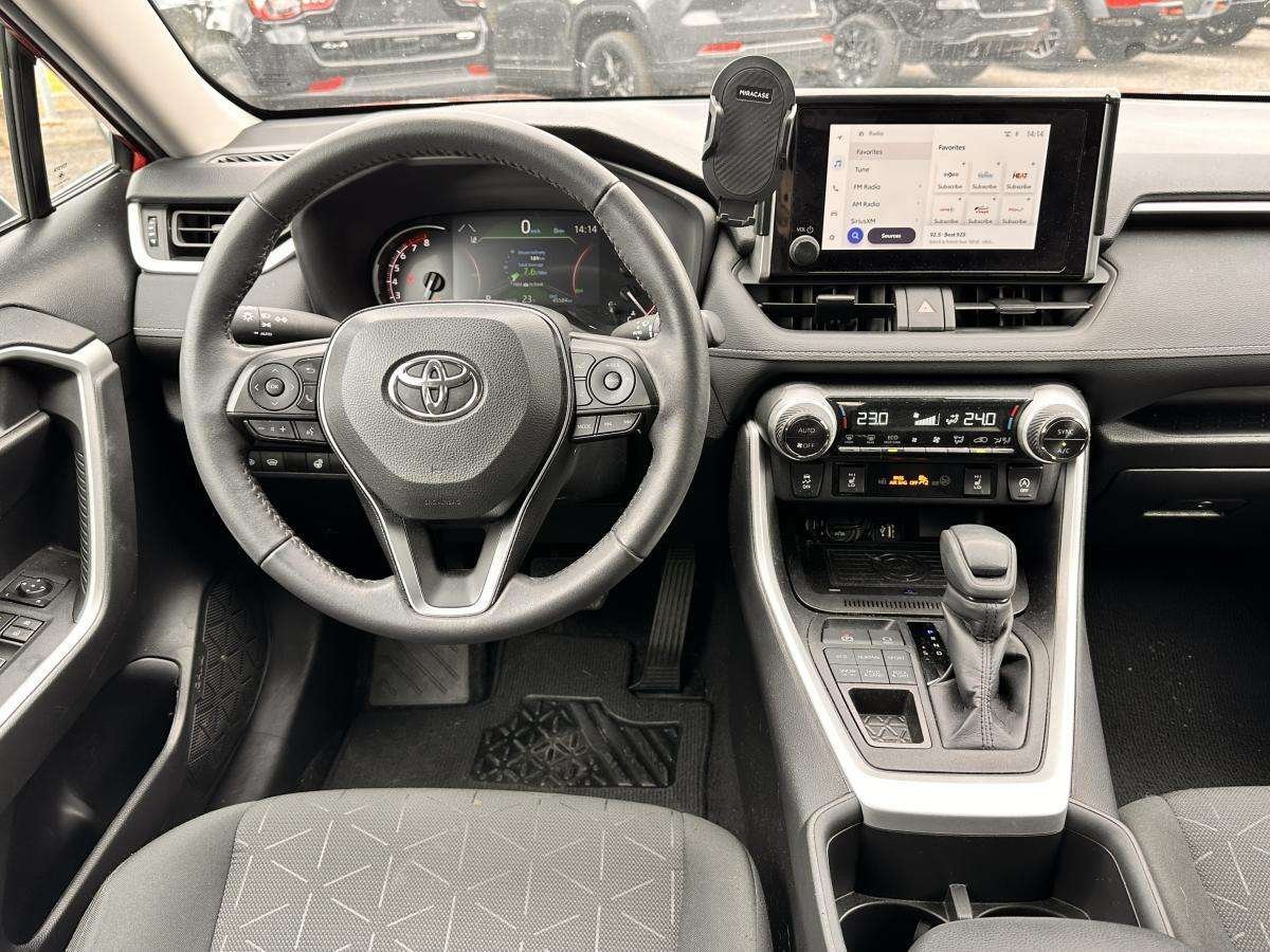 2024 Toyota RAV4 Red Saint-Basile-le-Grand - photo #13