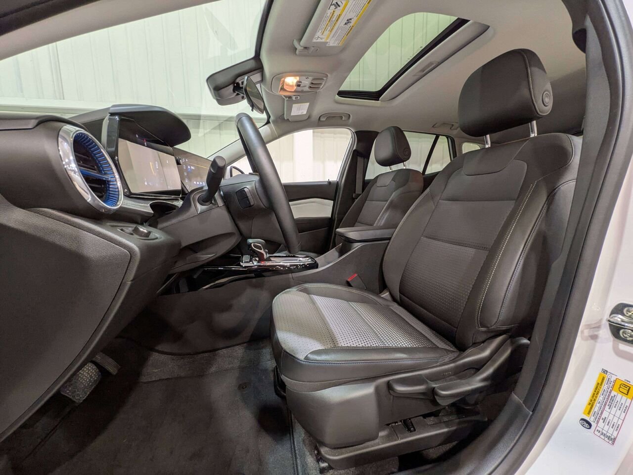 2025 Chevrolet Trax FWD 4dr LT White Val-David - photo #1
