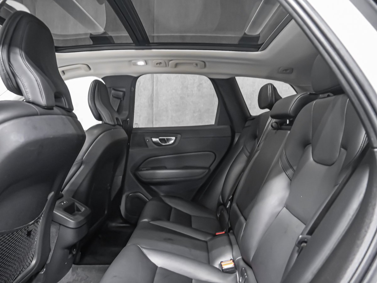 2022 Volvo XC60 B6 MOMENTUM CLIMATE White Montreal - photo #15