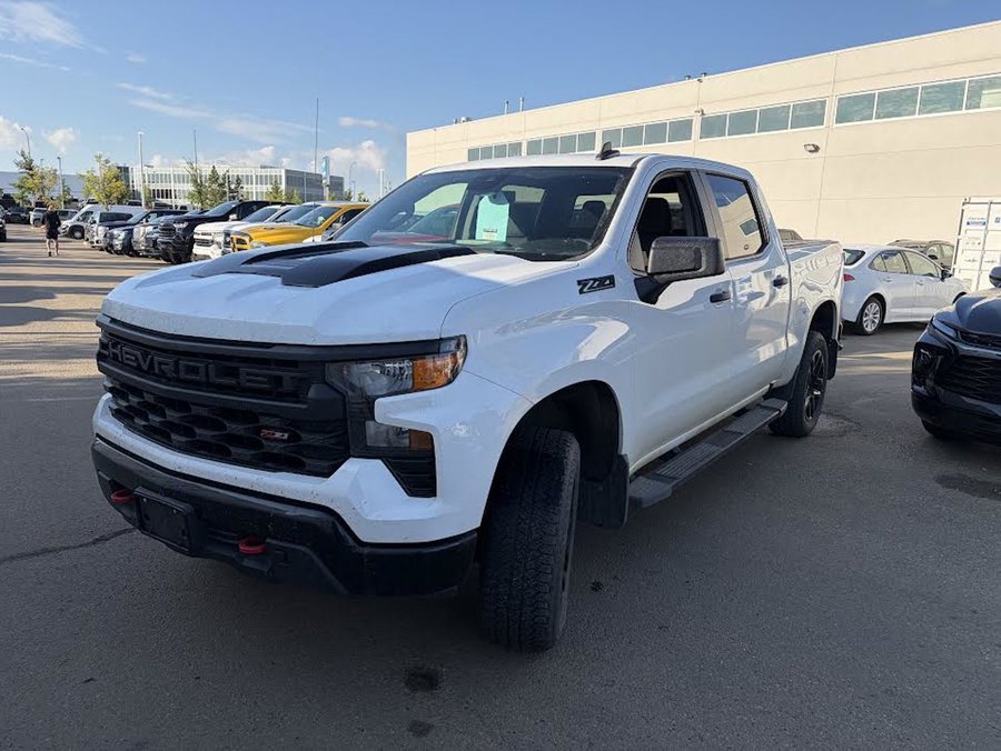 2025 Chevrolet Silverado 1500 Custom Trail Boss 5.3L | Tonneau Cover White