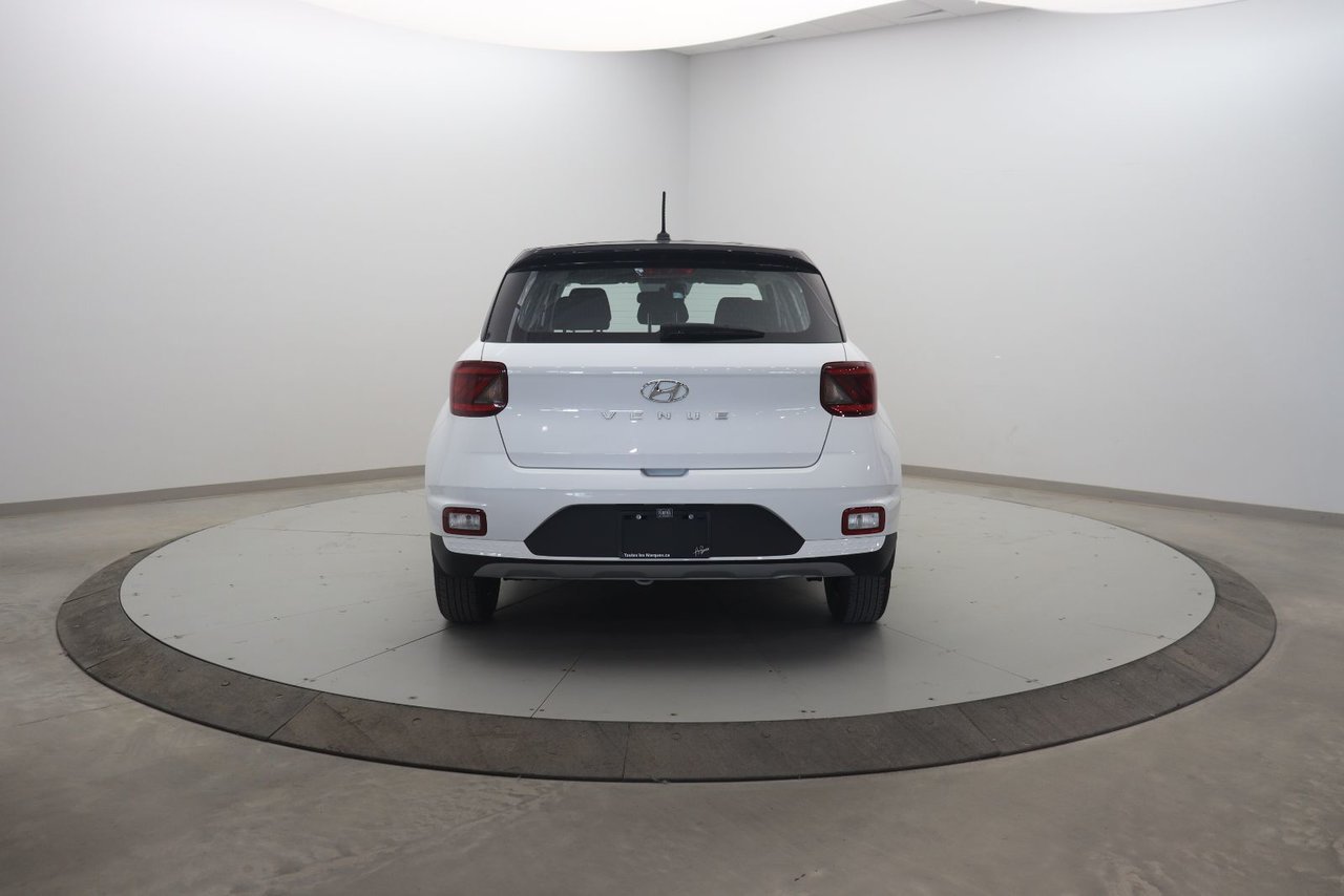 2023 Hyundai Venue Essential White Baie-Comeau - photo #4