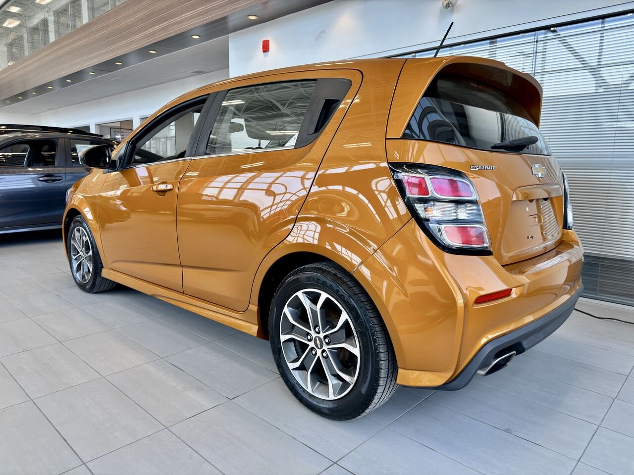2017 Chevrolet Sonic Orange Notre-Dame-des-Prairies - photo #8