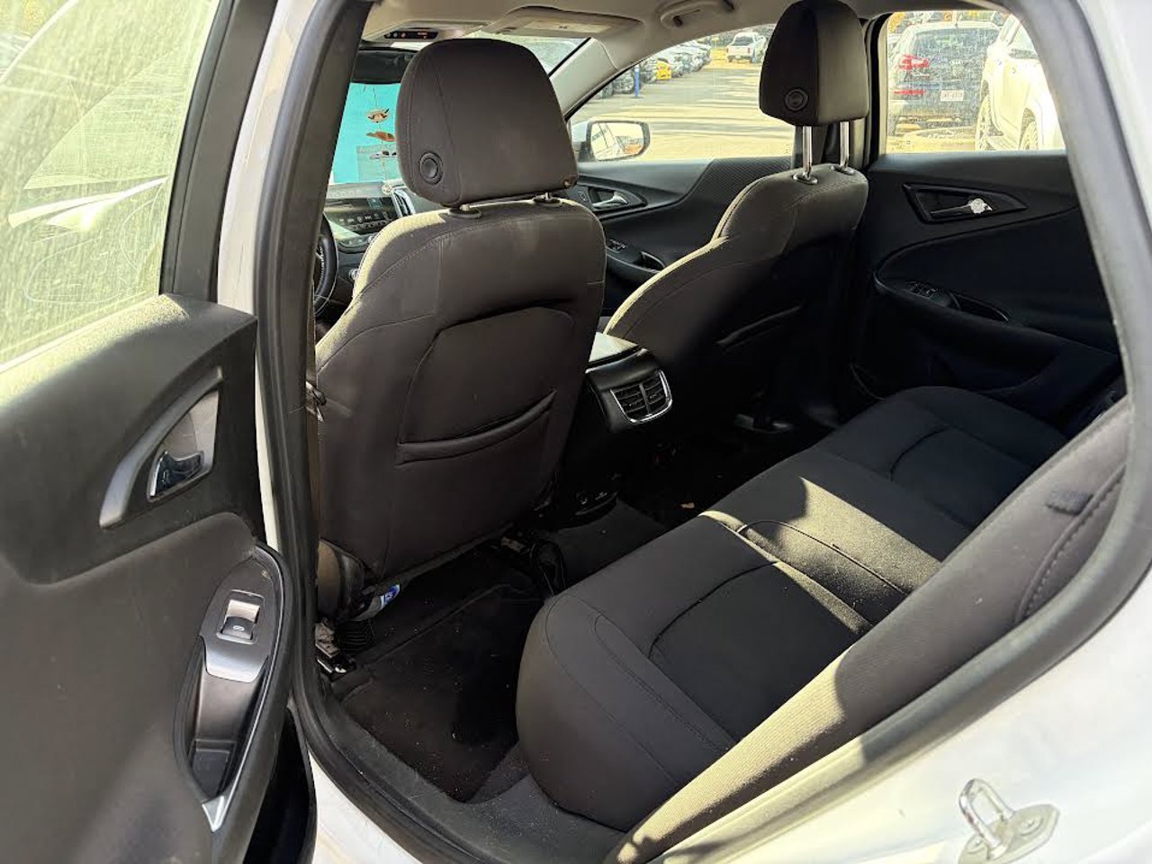 2018 Chevrolet Malibu 4dr Sdn LT w/1LT White Sherwood Park - photo #5
