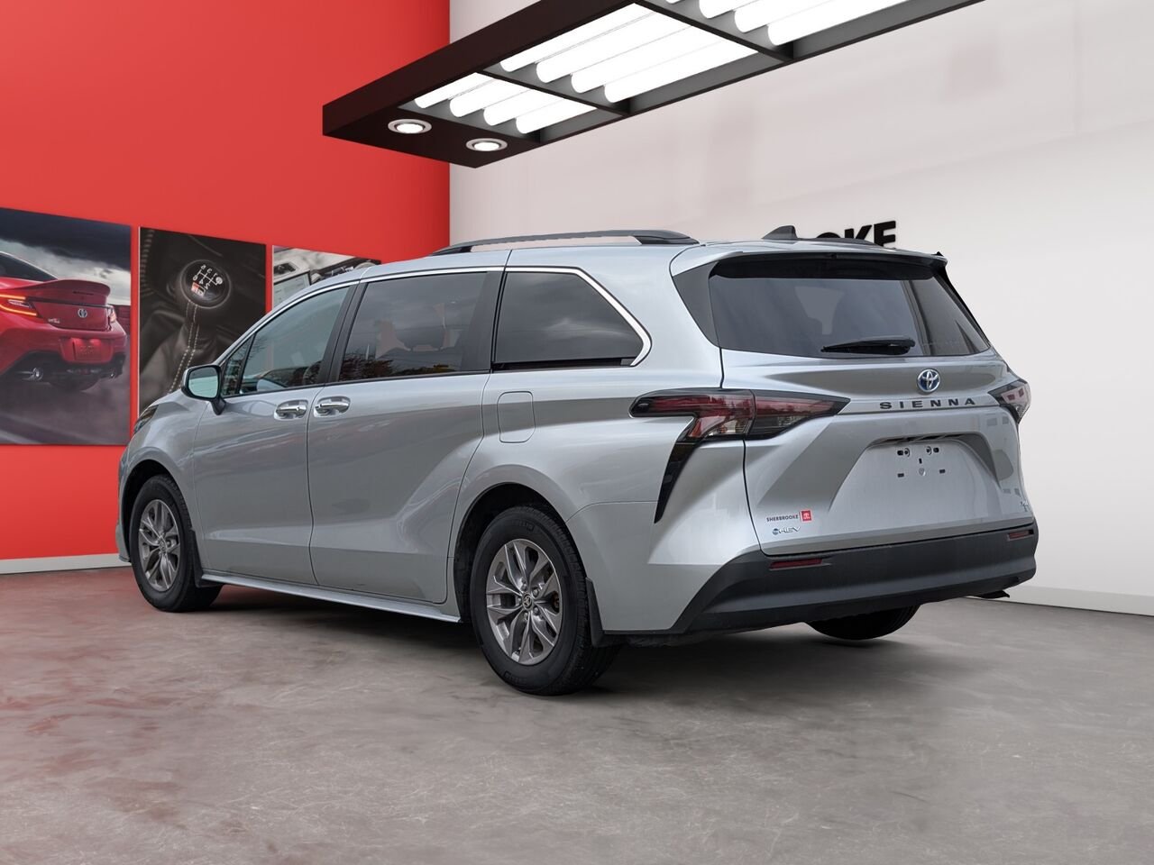 Toyota Sienna XLE/SIÈGES CHAUFFANTS/VOLANT CHAUFFANT/TOIT OUVRANT/SIÈGES EN CUIR/BLUETOOTH/AC BIZONE 2025 Argent Sherbrooke - photo #4