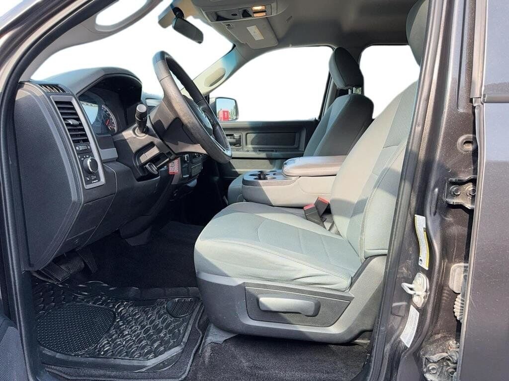 2017 Ram 1500 ST Grey Baie-Comeau - photo #9