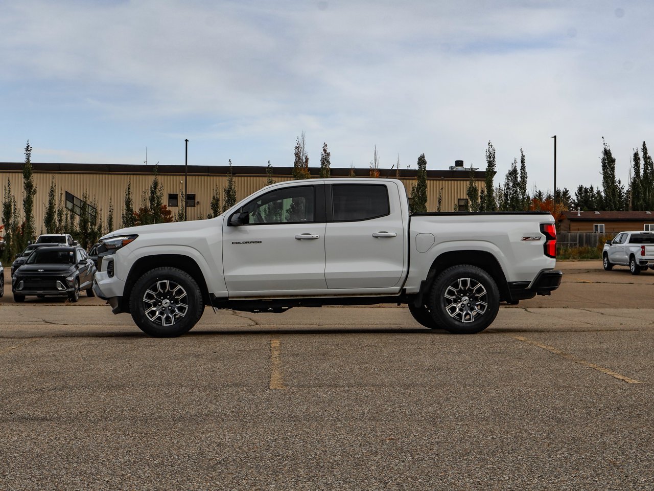2024 Chevrolet Colorado 4WD Crew Cab Z71 White Sherwood Park - photo #4