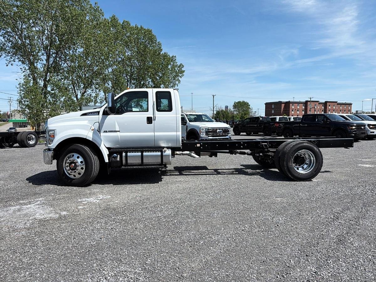 2026 Ford Super Duty F-750 Straight Frame Oxford White Saint-Jérôme - photo #1