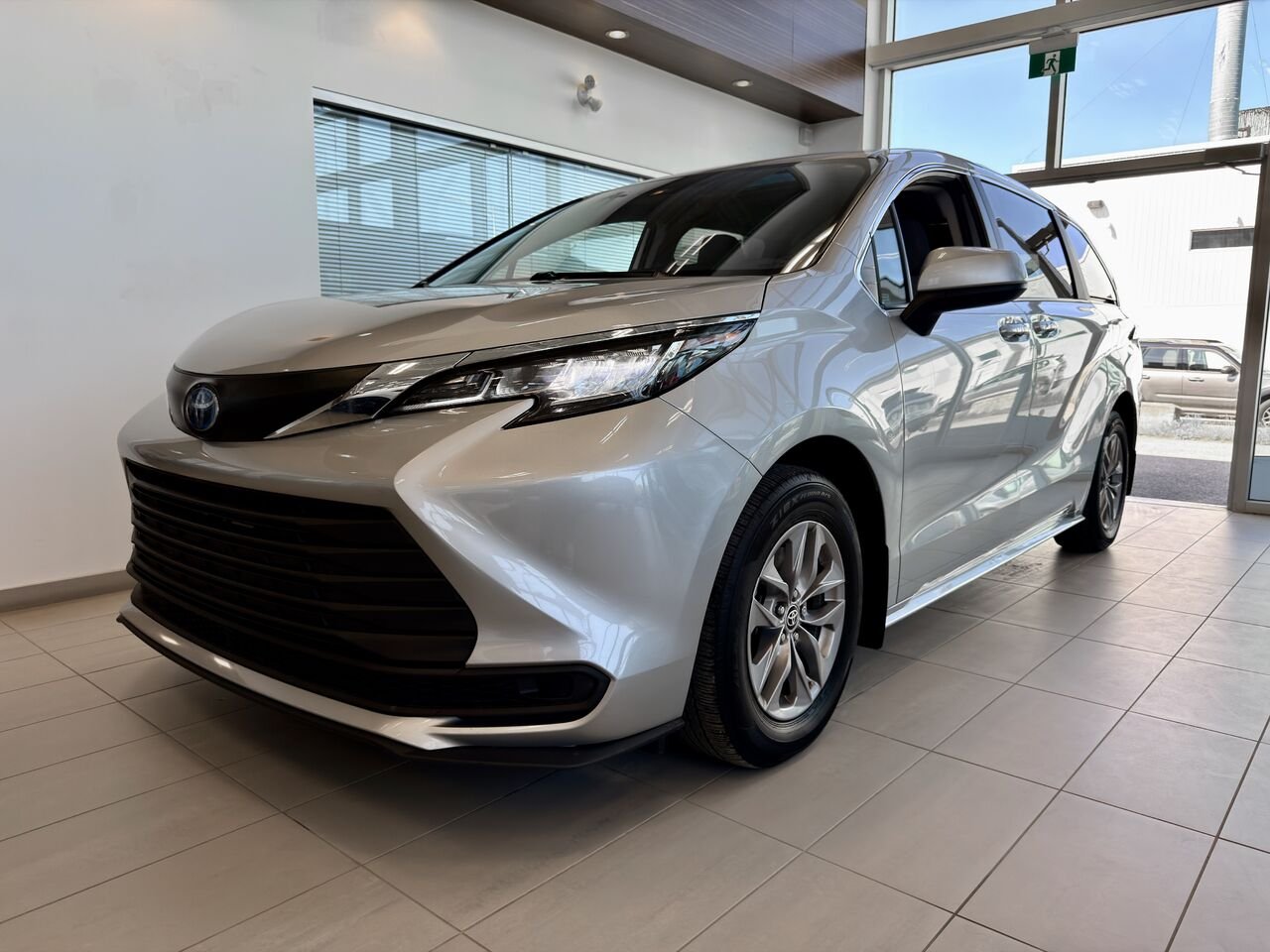 2022 Toyota Sienna Silver Notre-Dame-des-Prairies - photo #2