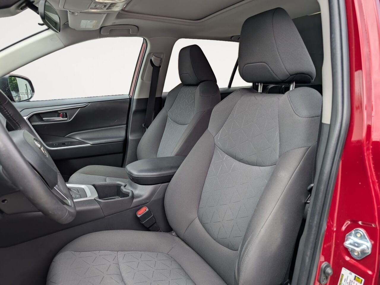 Toyota RAV4 Hybride XLE/AWD/SIÈGES CHAUFFANTS/VOLANT CHAUFFANT/TOIT OUVRANT/BLUETOOTH/AC BIZONE 2023 Rouge Sherbrooke - photo #6