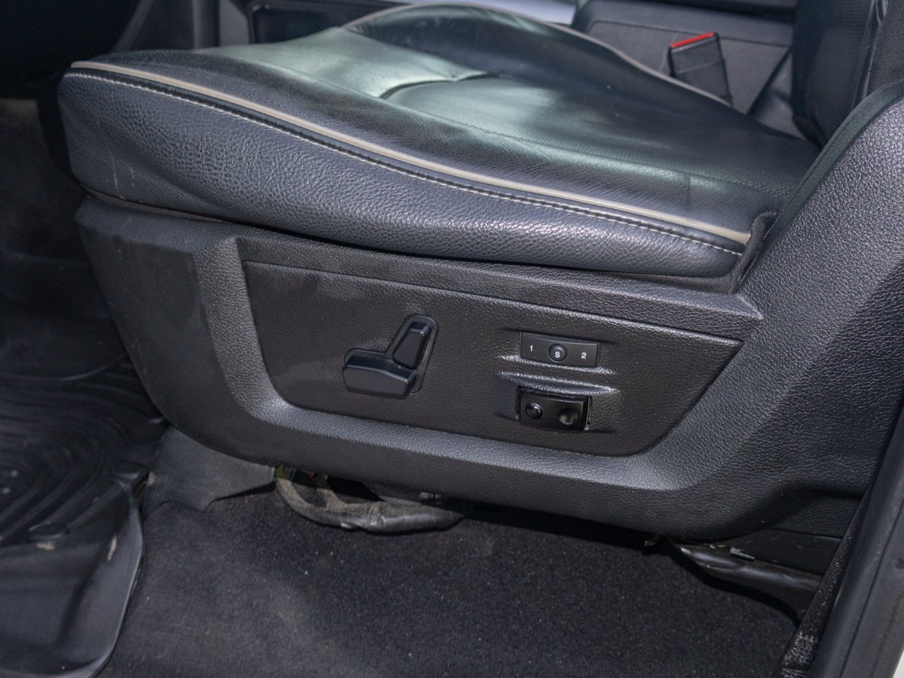 2018 Ram 1500 Limited 4x4 Crew Cab 5'7 Box *Ltd Avail* White Sherwood Park - photo #18
