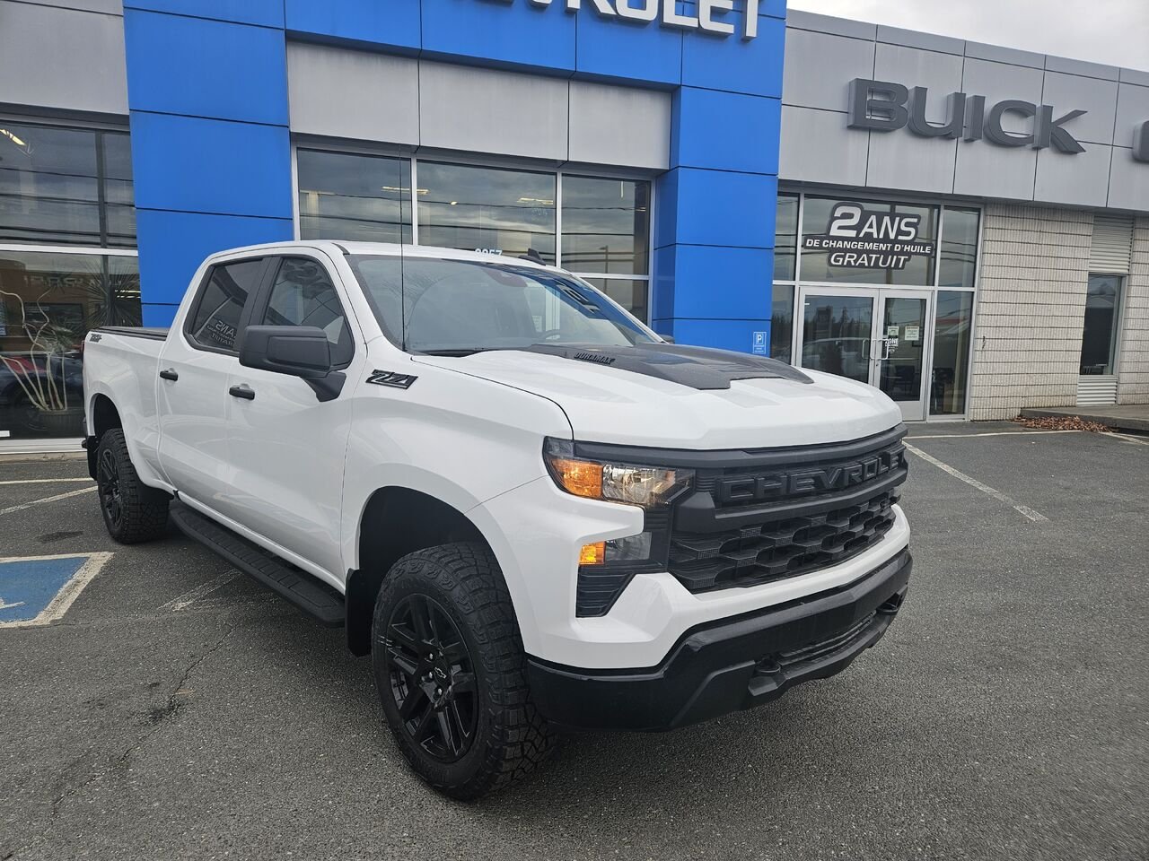 Chevrolet Silverado 1500 Custom Trail Boss cabine multiplace 4RM 157 po 2026 Blanc sommet Thetford Mines - photo #1