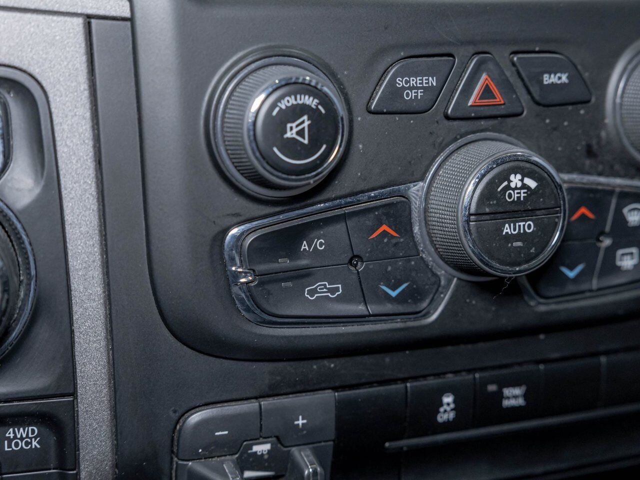 Ram 1500 Classic NIGHT EDITION 4X4 *CARPLAY* FREINS REMORQ WIFI USB 2023 Blanc Saint-Jérôme - photo #20
