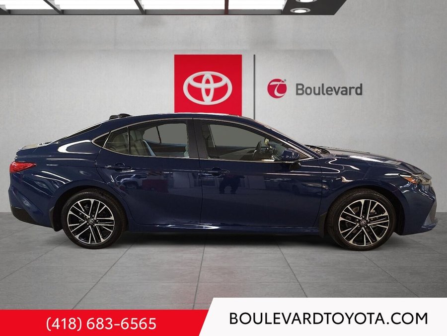 Toyota Camry XLE, HYBRIDE, AWD 2025 Bleu