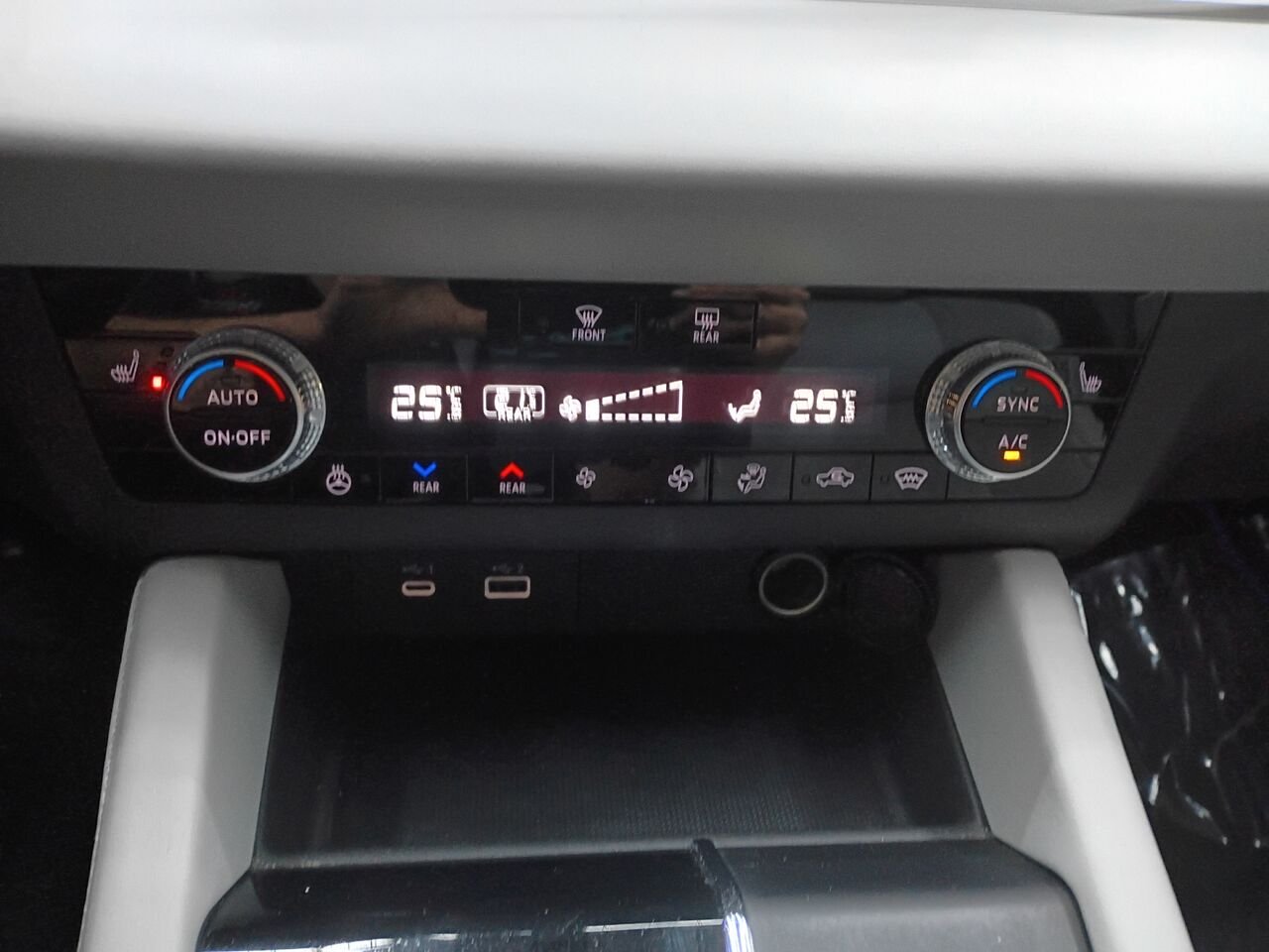 2023 Mitsubishi Outlander Plug-In Hybrid Black Blainville - photo #29