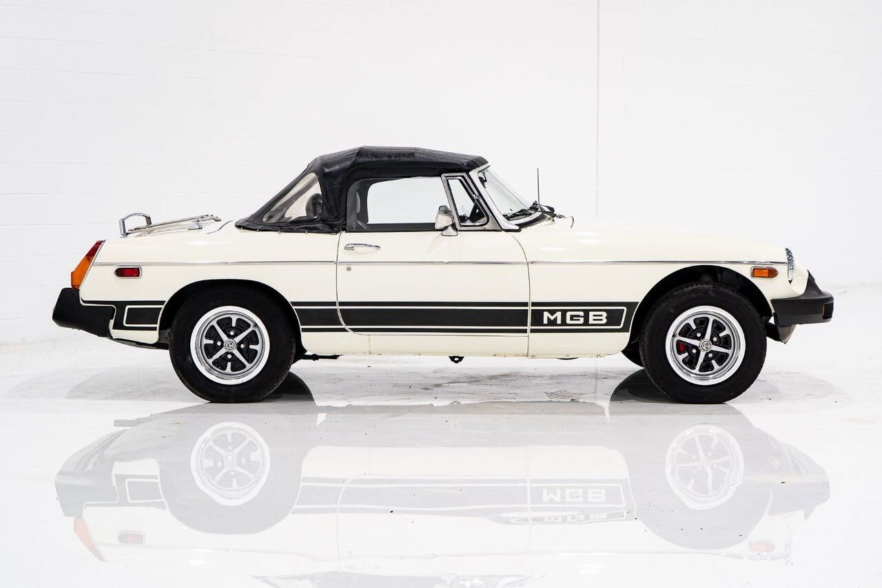 MG B Beautifully presented from former complete restoration 1979 Blanc Montréal - photo #1