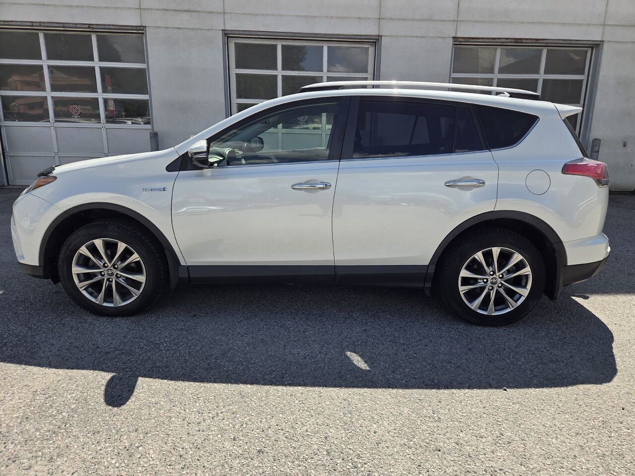 Toyota RAV4 Hybride 2017 Blanc Mont-Laurier - photo #12