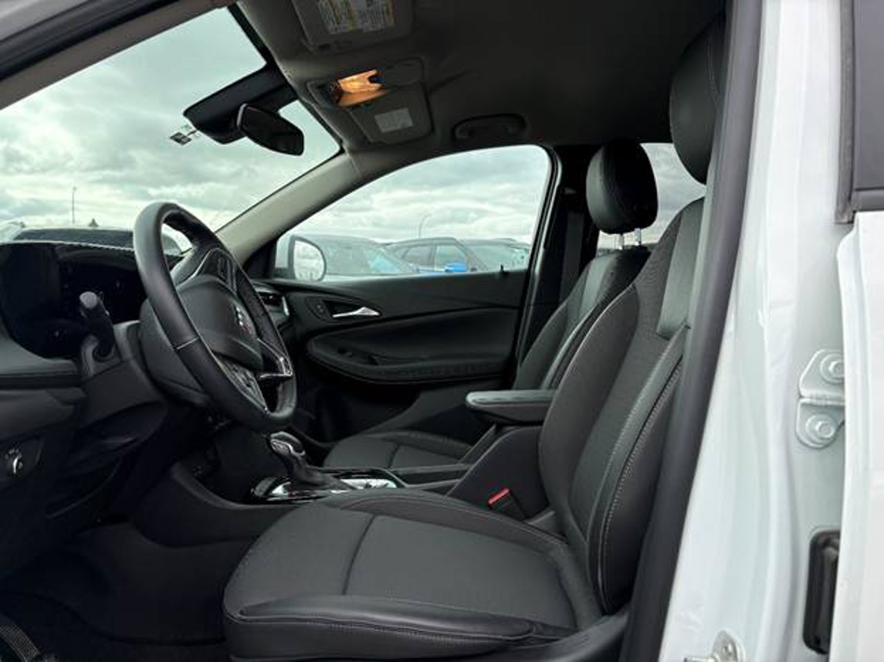 2024 Buick Encore GX AWD 4dr Preferred White Sherwood Park - photo #5