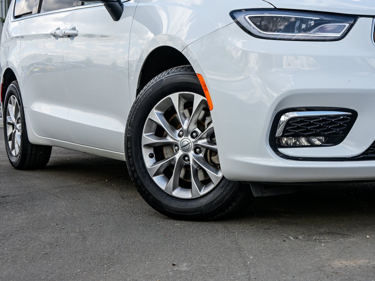 2023 Chrysler Pacifica Touring L AWD White Sherwood Park - photo #5