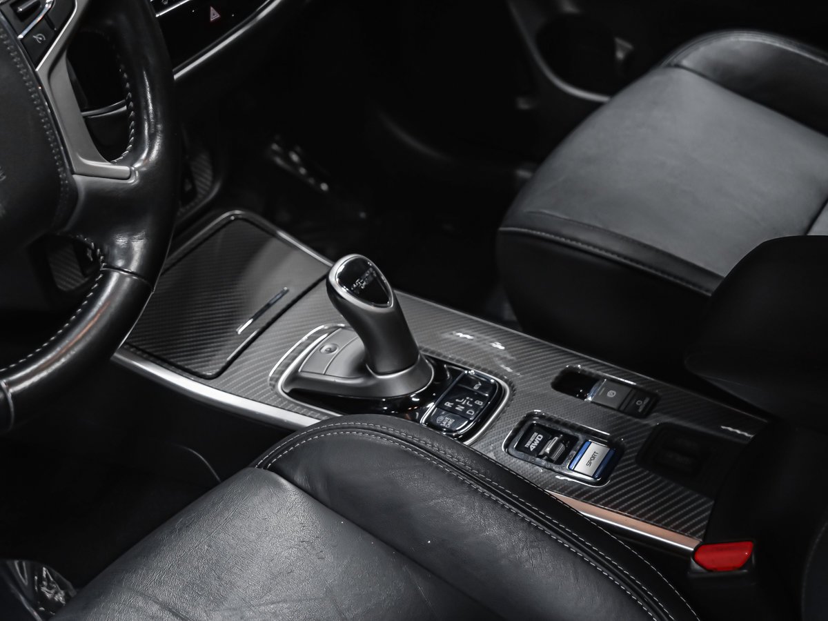 2021 Mitsubishi Outlander Plug-In Hybrid Red Montreal - photo #7
