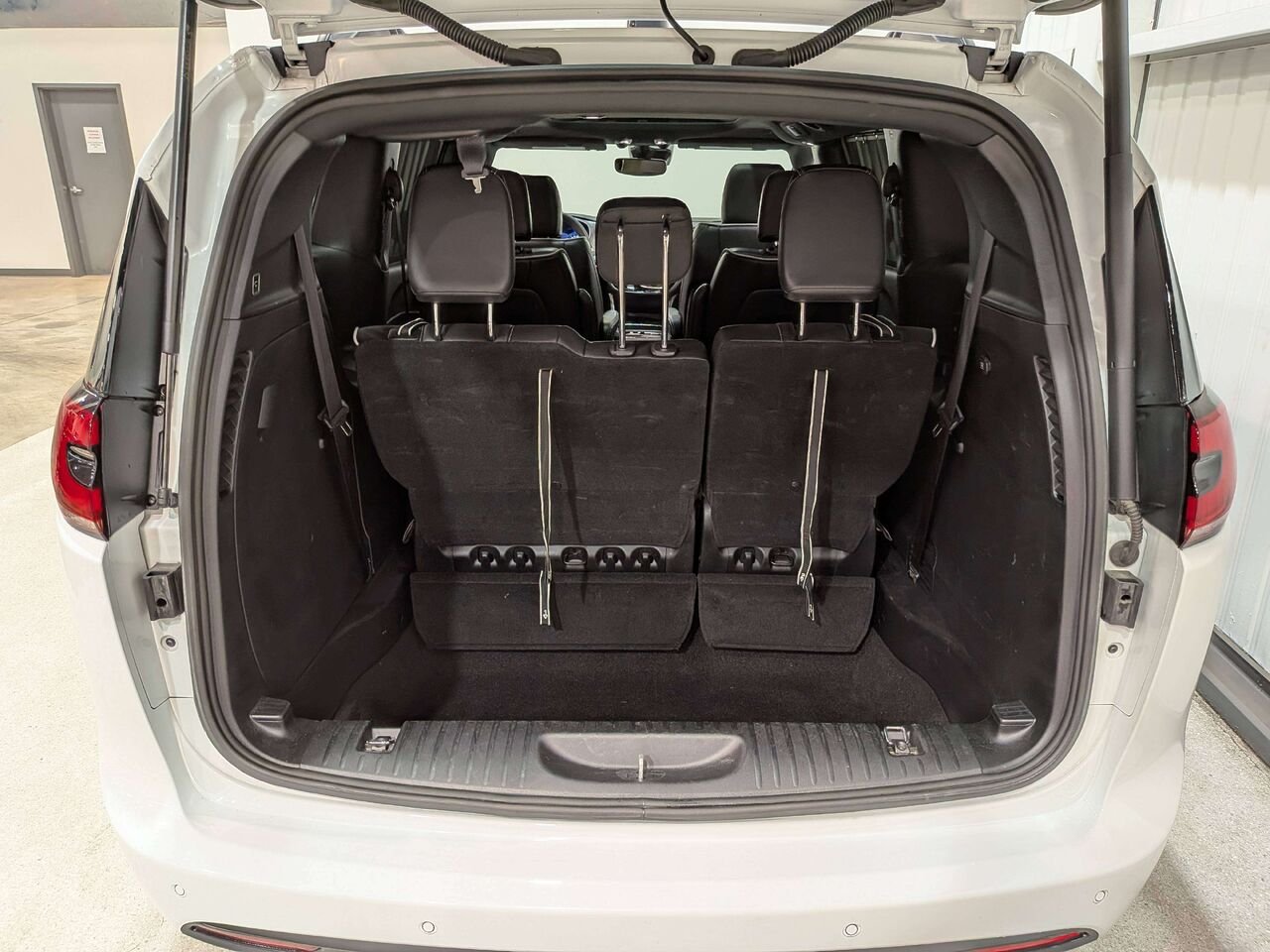 2025 Chrysler Pacifica Limited FWD White Val-David - photo #8