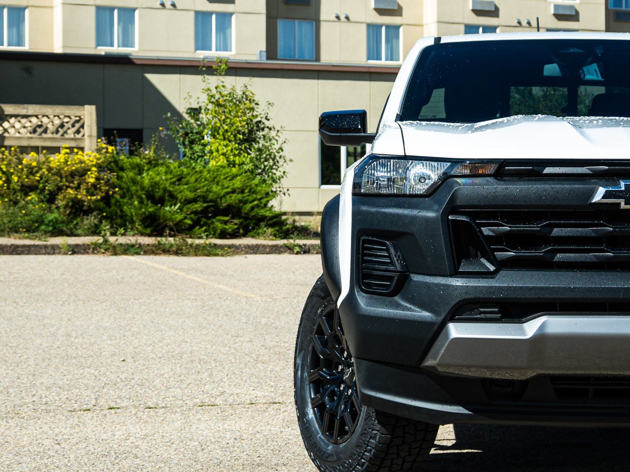 2024 Chevrolet Colorado 4WD Crew Cab Trail Boss White Sherwood Park - photo #6