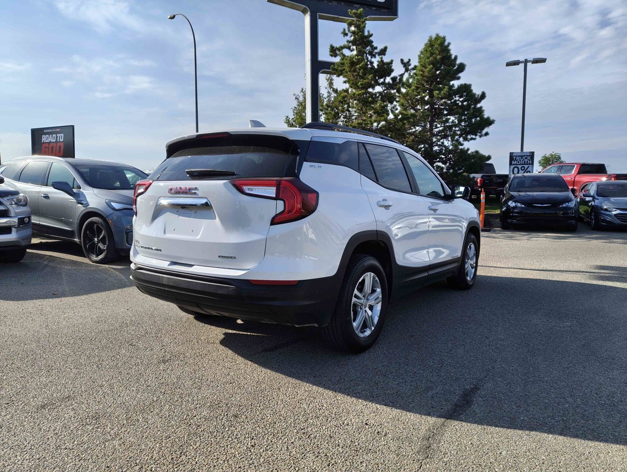 2024 GMC Terrain AWD 4dr SLE White Sherwood Park - photo #5