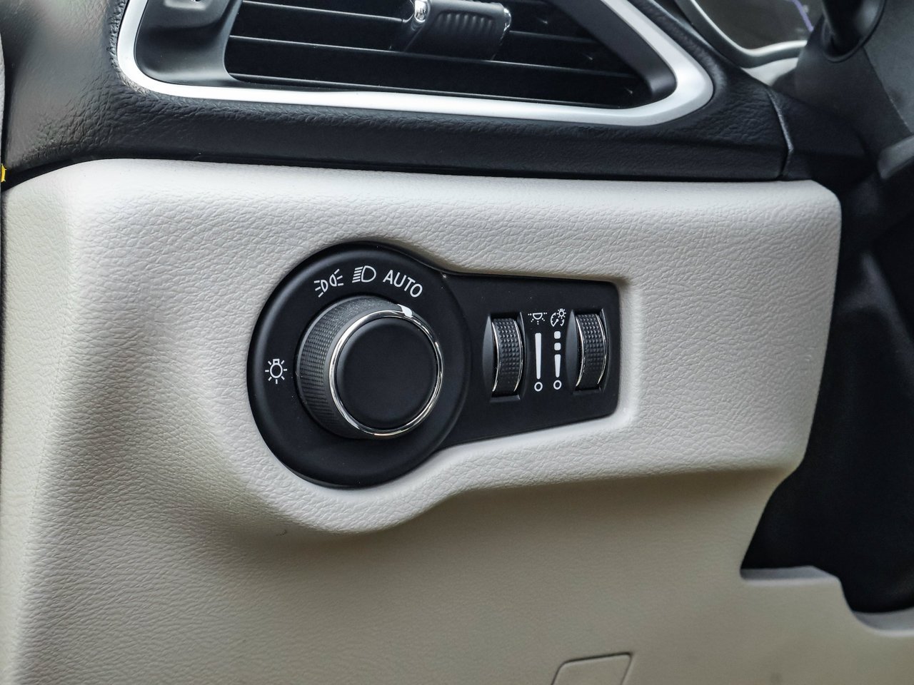 2024 Chrysler Grand Caravan SXT 2WD White Sherwood Park - photo #20
