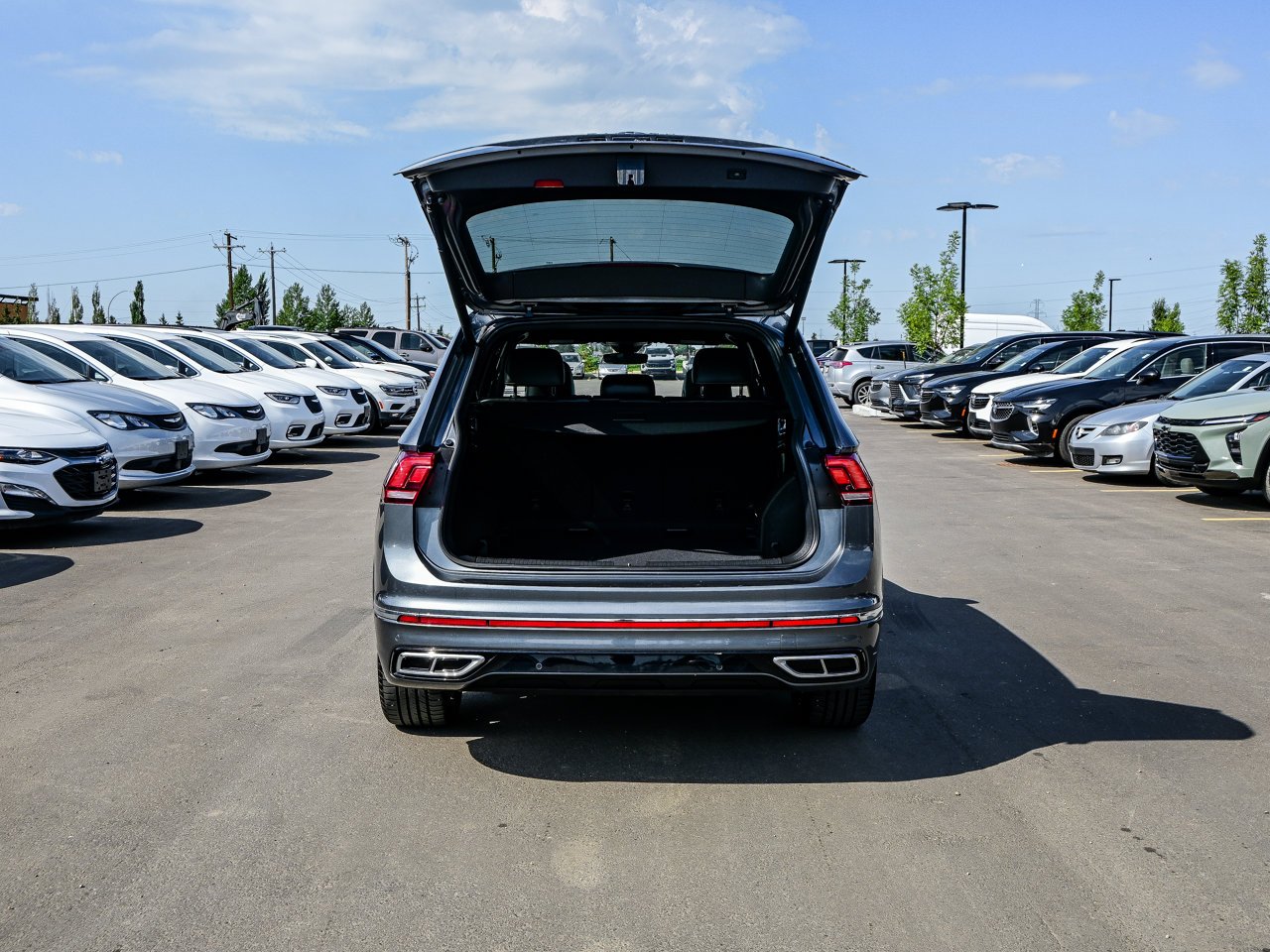 2024 Volkswagen Tiguan Highline R-Line 4MOTION Grey Sherwood Park - photo #13