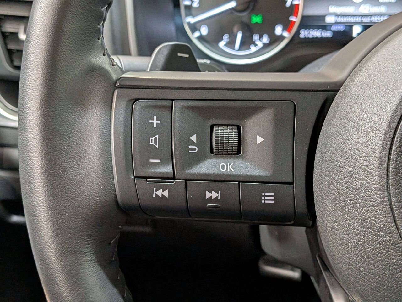 2024 Nissan Rogue AWD SV Moonroof Grey Val-David - photo #16