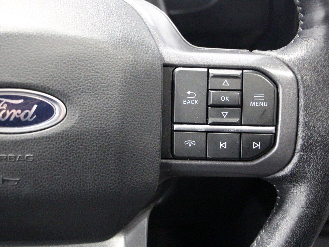 2024 Ford Super Duty F-250 SRW LARIAT Black Saint-Eustache - photo #17