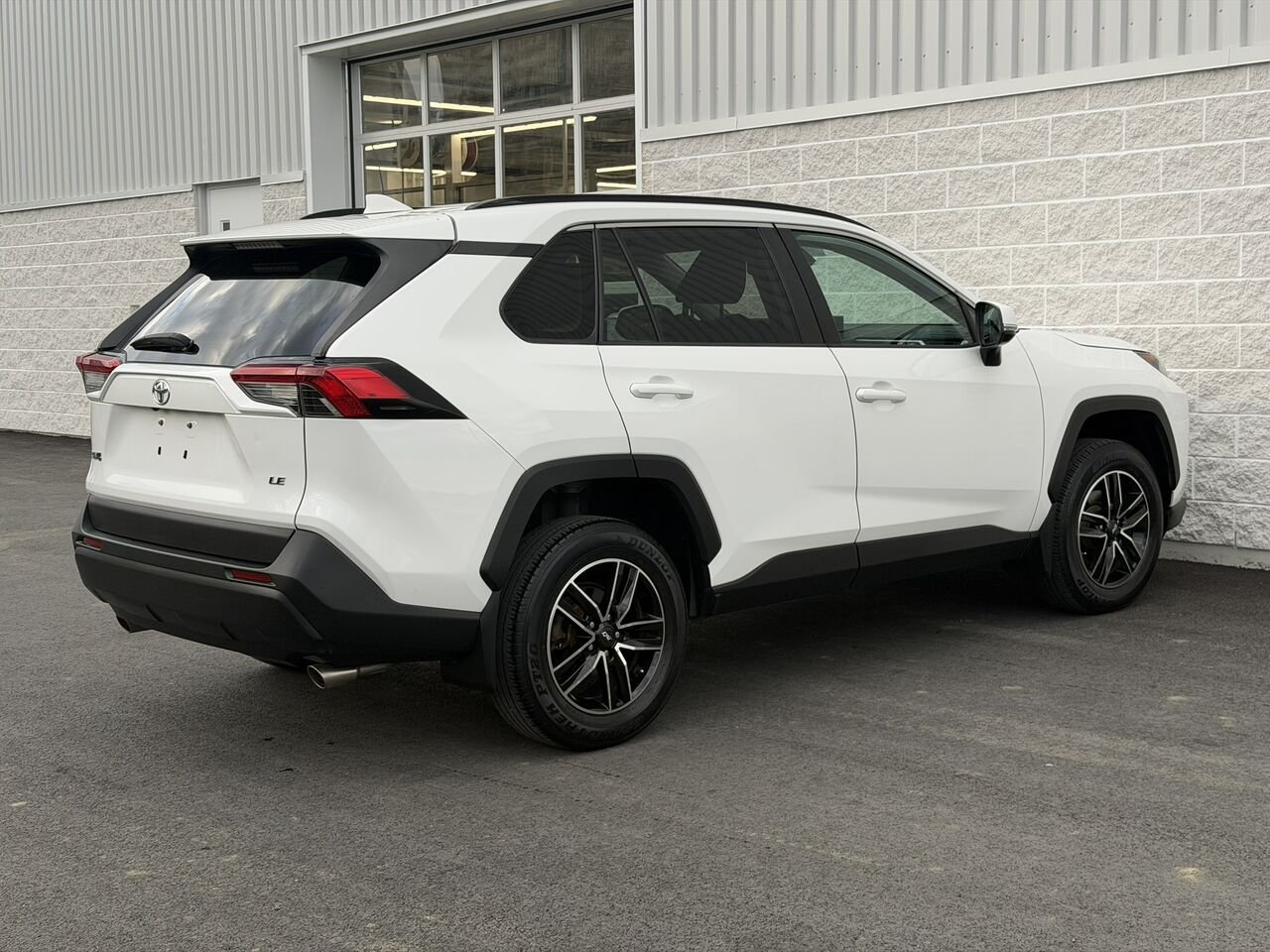 Toyota RAV4 LE 2019 Blanc Laval - photo #11
