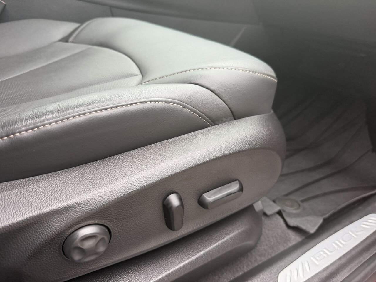 2017 Buick Envision PREMIUM II AWD Red Laval - photo #23