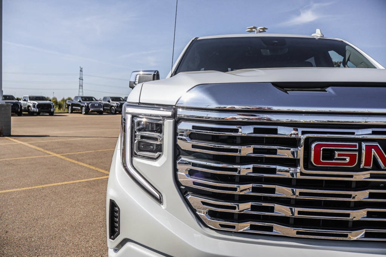 2025 GMC Sierra 1500 4WD Crew Cab 147 Denali White Sherwood Park - photo #10