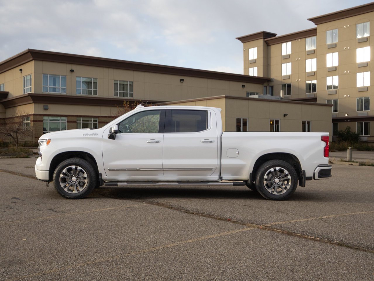 2024 Chevrolet Silverado 1500 4WD Crew Cab 147 High Country White Sherwood Park - photo #9
