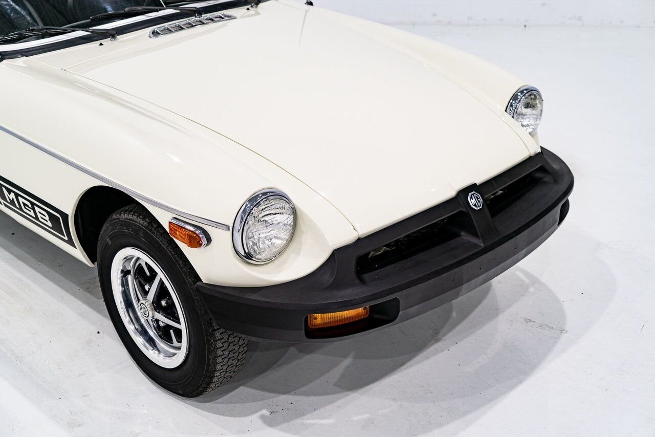 MG B Beautifully presented from former complete restoration 1979 Blanc Montréal - photo #39